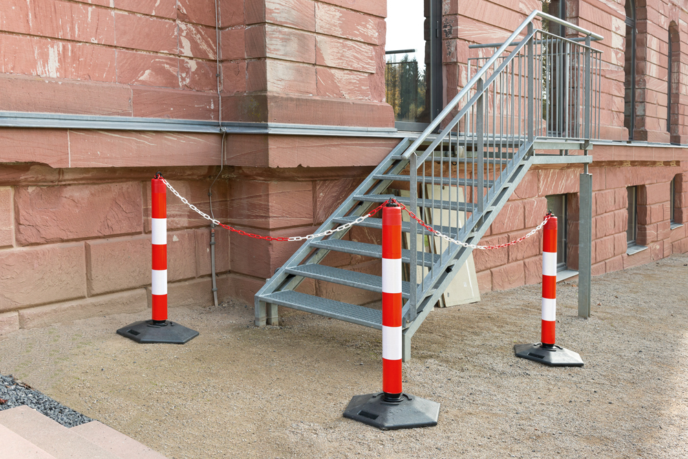 Heavy-Duty Chain Post - 1000mm High Red & White with 8.5kg Base (570mm Diameter)